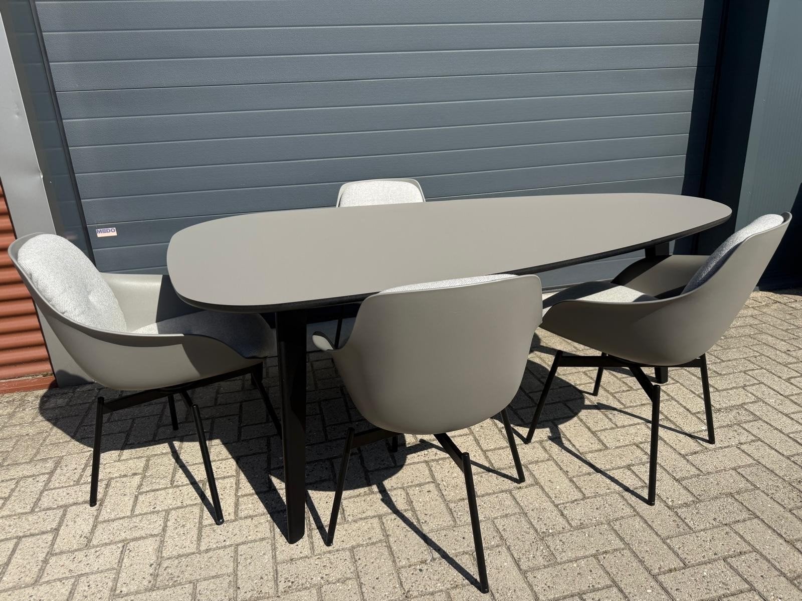 Leolux - Bondi eettafel, Huis en Inrichting, Ophalen of Verzenden, 4 tot 6 stoelen