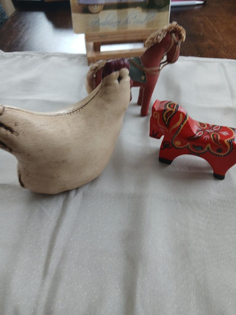 Decoratieve beeldjes: kip, leren paard en Dala paard, Verzamelen, Ophalen of Verzenden, Gebruikt
