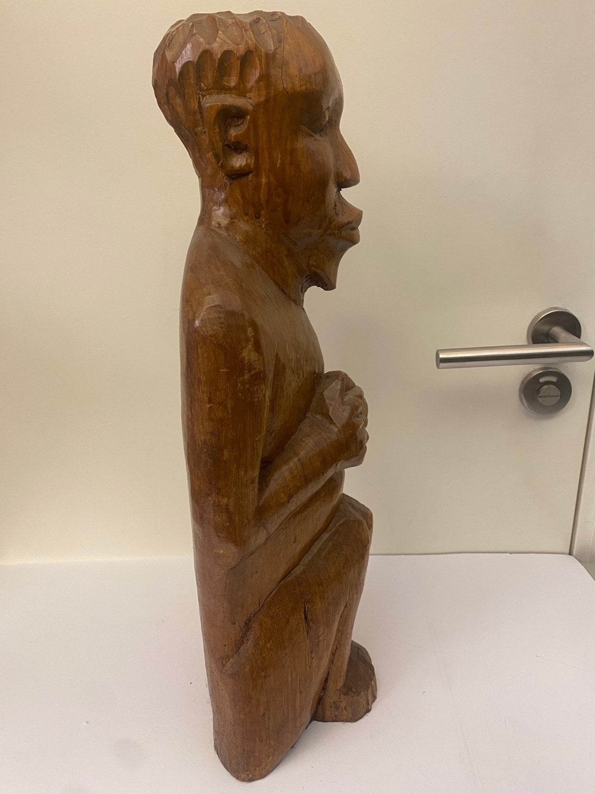 Zittend Afrikaans houten beeld van een man, Antiek en Kunst, Hout, Bruin, Afrika, Ophalen of Verzenden