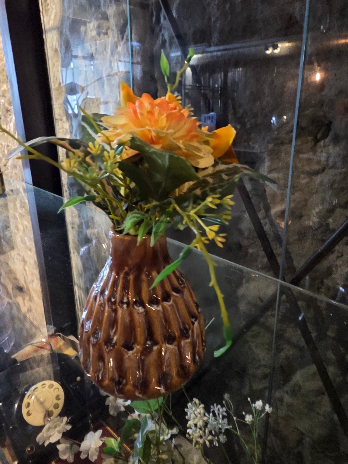 Decoratieve vaasje met kunstbloemen, Ophalen