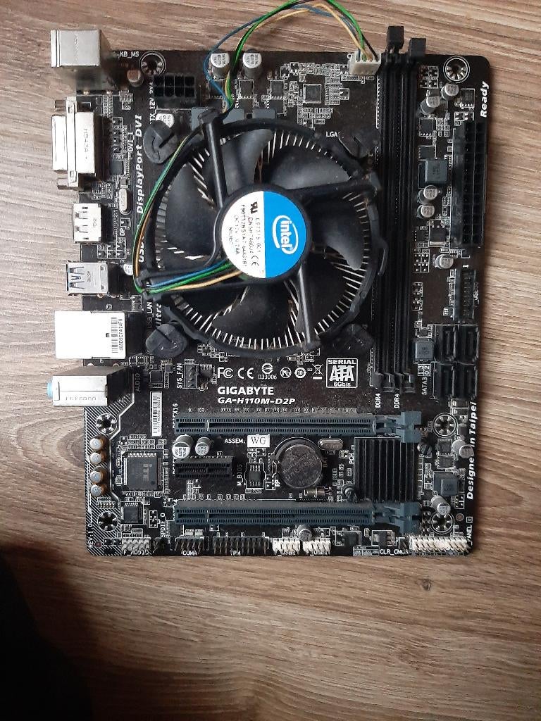 Gigabyte intel moederbord, Computers en Software, Moederborden, Zo goed als nieuw, Intel, DDR4, Ophalen