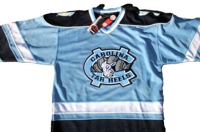 NORTH CAROLINA TARHEELS HOCKEY JERSEY BY COLOSSEUM NCAA, Sport en Fitness, IJshockey, Info@taurusvintage.nl, Nieuw, WEG EN LAND