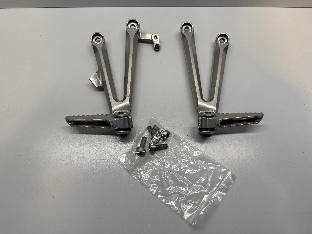 Honda CBR 1000 RR SC57 2004 -2007Set Duo Voetsteunen Steps, Motoren, Gebruikt, Verzenden, Honda Benelux, Wijngaardveld 1, 9300 Aalst