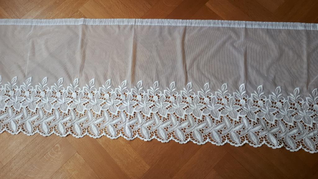 Een witte vitrage val met een prachtige kant aan de onderkan, Ophalen of Verzenden, Zo goed als nieuw, 200 cm of meer, Minder dan 100 cm