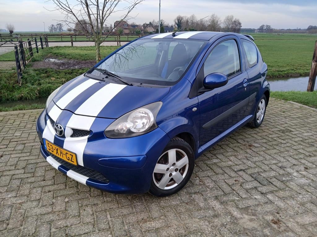 Prijs verlaagd. Zo mee. Stoere opvallende Aygo! Airco en cv, Auto's, Voorwielaandrijving, 68 pk, Origineel Nederlands, Handgeschakeld