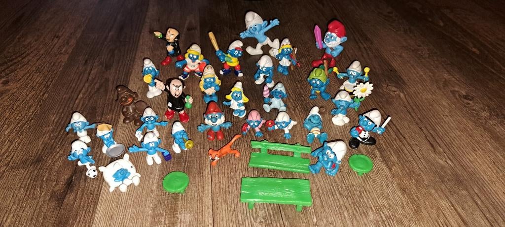 Set smurfen 30 stuks met tafeltje, bankje en 2 poefjes., Verzamelen, Ophalen of Verzenden, Zo goed als nieuw, Verschillende Smurfen