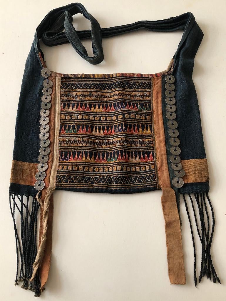 Oud tasje van de Akha met muntjes, Ophalen of Verzenden