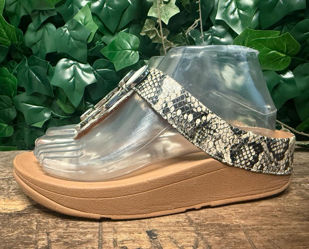 Nieuwe prachtige slippers van Fitflop maat 38, Kleding | Dames, Schoenen, Nieuw, Ophalen of Verzenden, Fitflop, Grijs