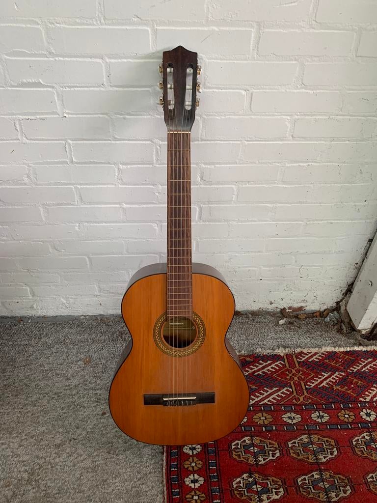 Foto 5 van Gitaar drie Akoestische gitaren Resonata Cinar en Clifton.