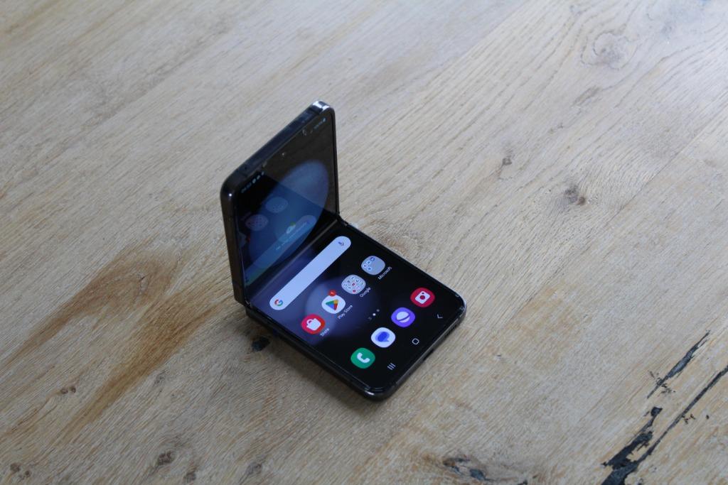 Samsung Galaxy Z Flip5 - 512GB - Dual Sim - Graphite, Zwart, Touchscreen, Refurbished, Zonder simlock