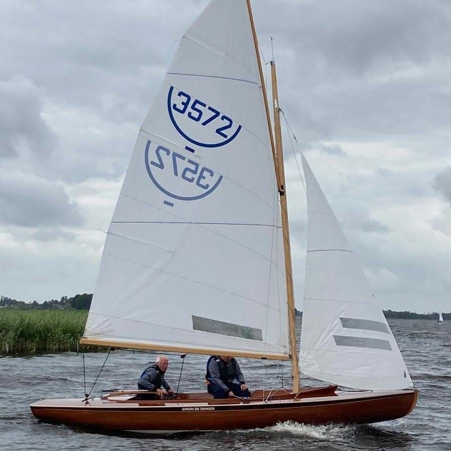 Wedstrijd 16M2 3572 met trailer MOOI en SNEL, Watersport en Boten, Open zeilboten, Ophalen, Zo goed als nieuw, Overige brandstoffen