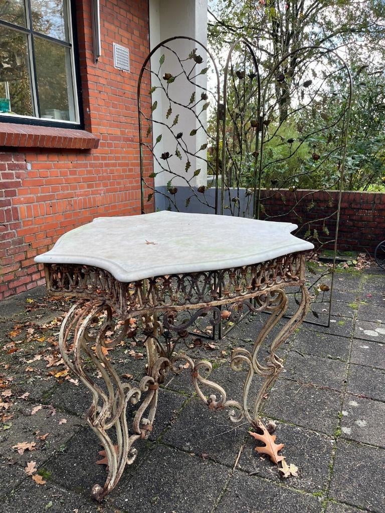 Brocante Tuintafel met Sierhek - Marmer & Gietijzer, Ophalen