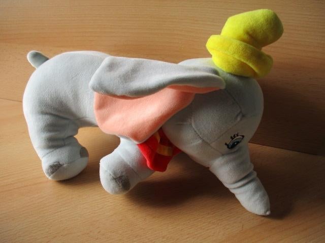 Disney Dombo pluche 32cm Disneyland Parijs, Ophalen of Verzenden, Overige figuren, Zo goed als nieuw, Beeldje of Figuurtje