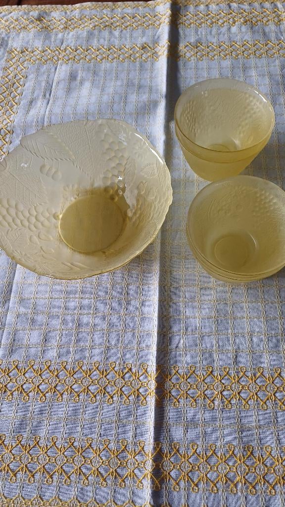 Leuke glazen schaal + 4 kleine, druiven aardbei, geel, Ophalen of Verzenden, Overige stijlen, Glas, Schaal of Schalen