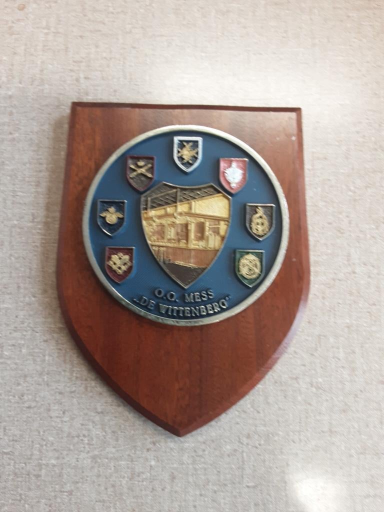 Schildje O.O.mess de Wittenberg in stroe/garderen, Ophalen of Verzenden, Landmacht, Nederland, Embleem of Badge