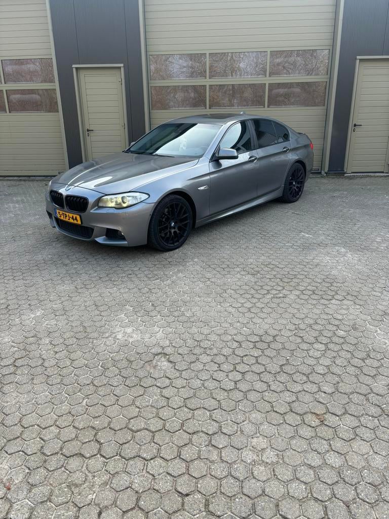 BMW 535i M-pakket. 2010 Grijs, Auto's, BMW, 307 pk, Achterwielaandrijving, 109 €/maand, 1760 kg