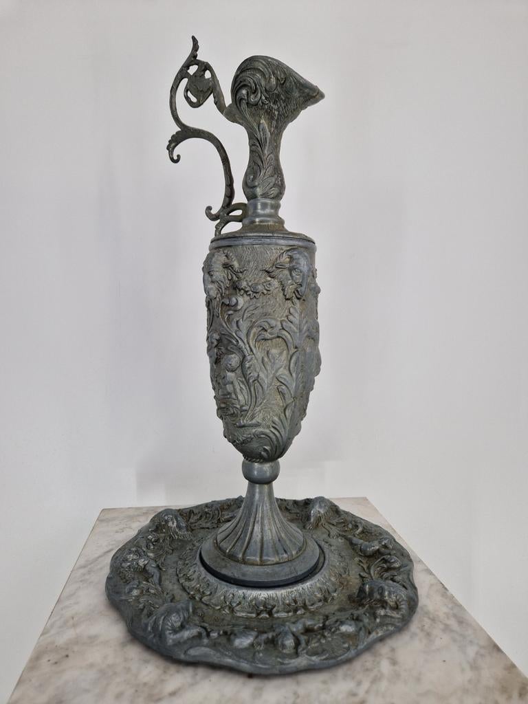Barok Wijnkan & Bord | Italiaans Peltro 90% | 41 cm, Antiek en Kunst, Ophalen of Verzenden
