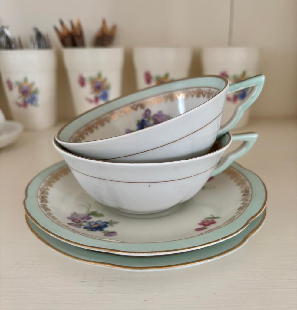 2 pastel met bloemen kop en schotels Limoges France, Antiek en Kunst, Antiek | Servies compleet, Ophalen of Verzenden