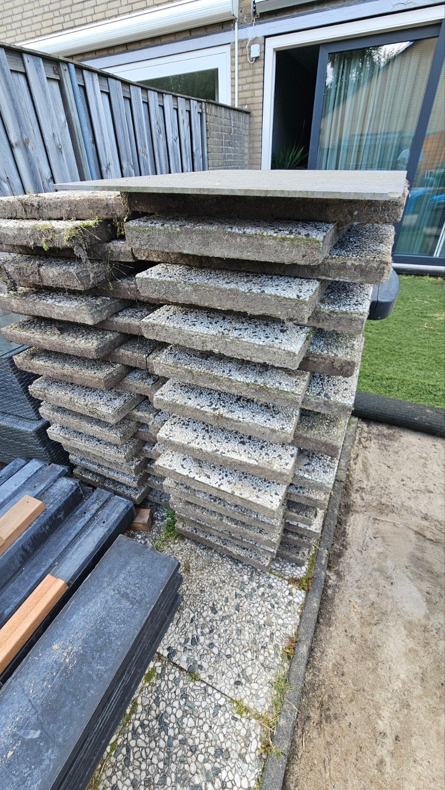 GRATIS 140 grind tegels 90 St wit / 50 rood, Ophalen, Gebruikt, Terrastegels