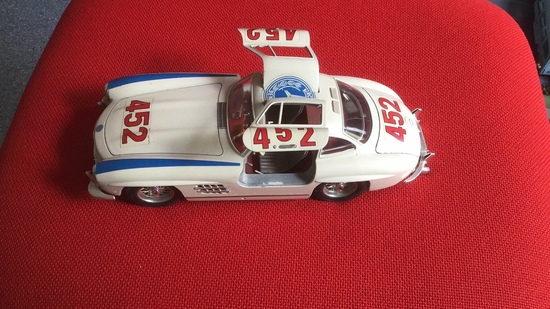 MERCEDES BENZ MILLE MIGLIA 1954 STARTNUMMER 452 NIEUW ‼️, Ophalen of Verzenden, Zo goed als nieuw, Bburago