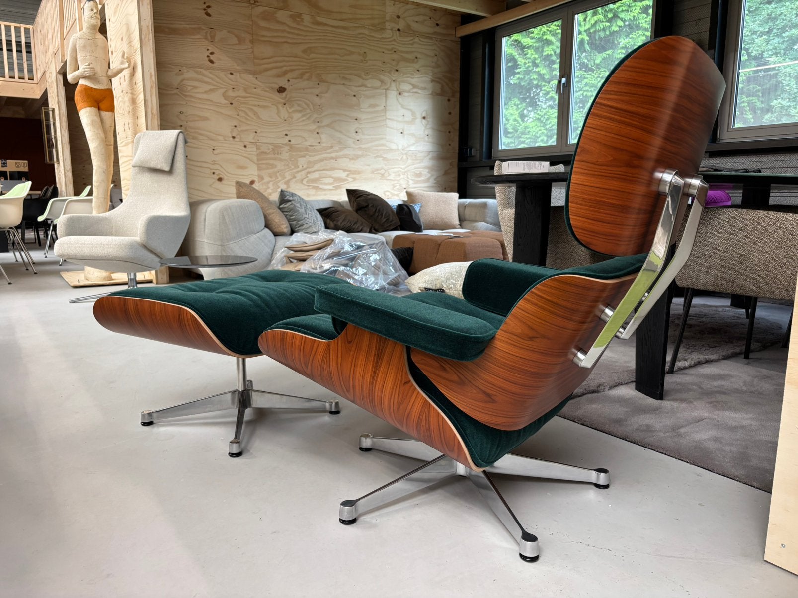 Vitra lounge chair + ottoman Palisander & Calma velours 2025, Vitra, Info@micheldethouars.nl, 9723 CA, Nieuw