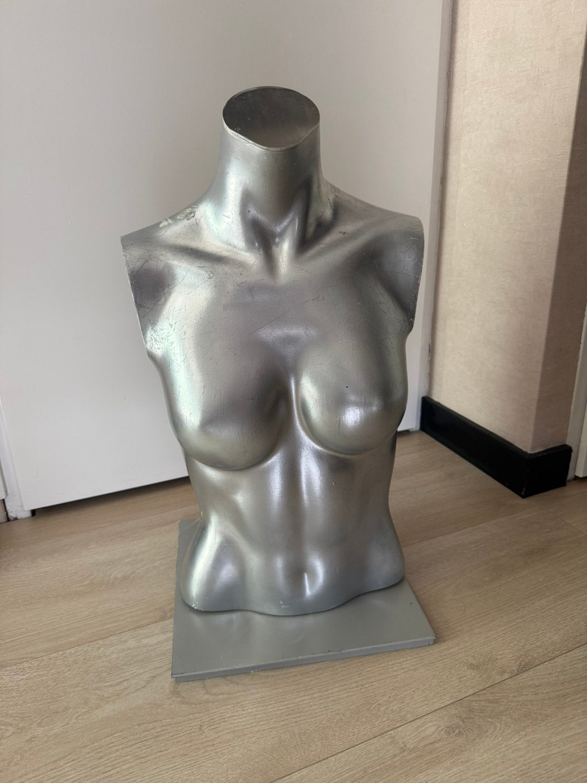 Lage dames torso paspop grijs op voet, Ophalen