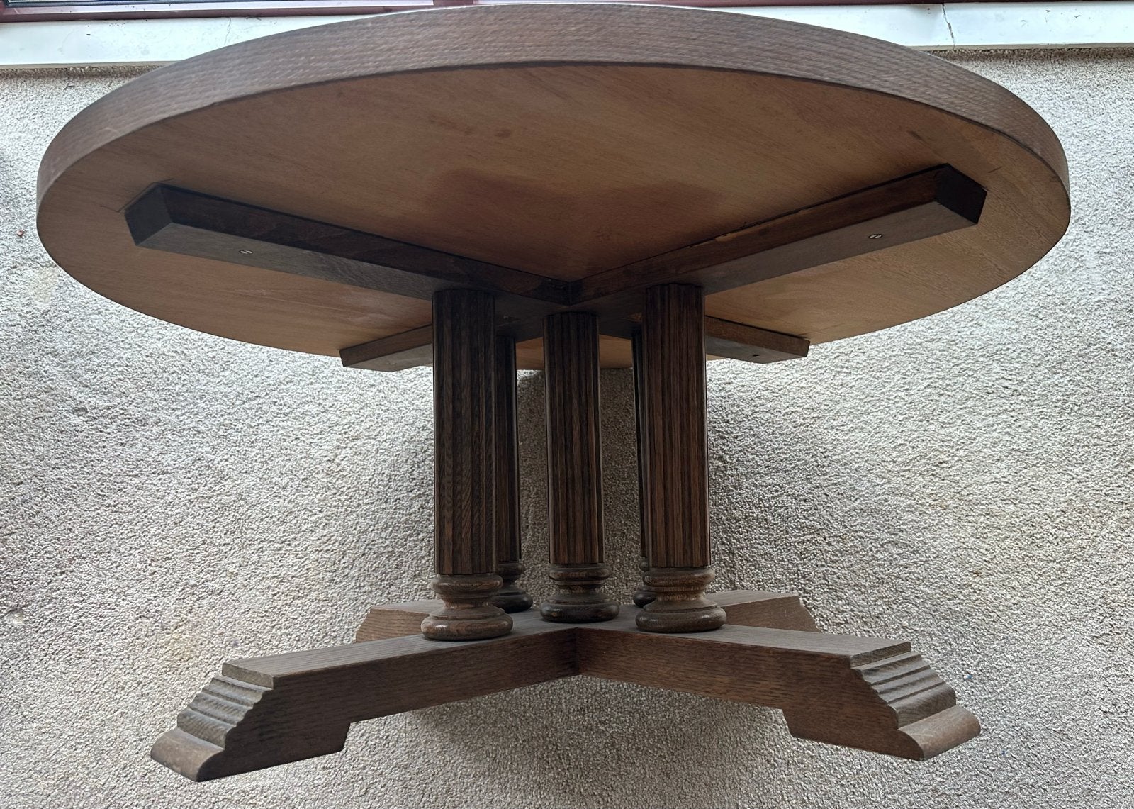 Ronde houten salontafel met gedraaide poten, Ophalen