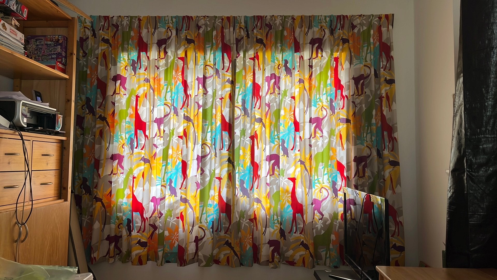 260 b x 193 l Kinderkamer gordijnen afrika dieren kleurrijk, Blauw, Ophalen of Verzenden, Zo goed als nieuw, 200 cm of meer