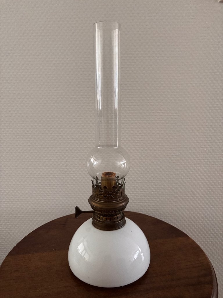 Antieke olielamp, rond wit glazen reservoir, messing brander, Antiek en Kunst, Ophalen of Verzenden