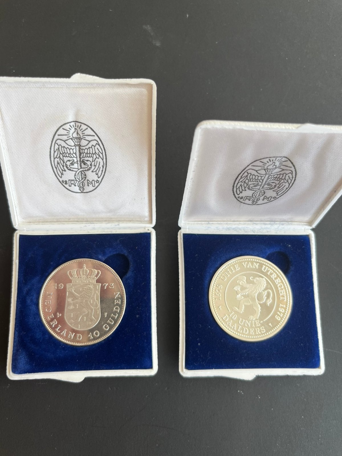 TWEE MOOIE  JULIANA 10 GULDEN IN CASSETTE, Koningin Juliana, Zilver, 10 gulden, Verzenden