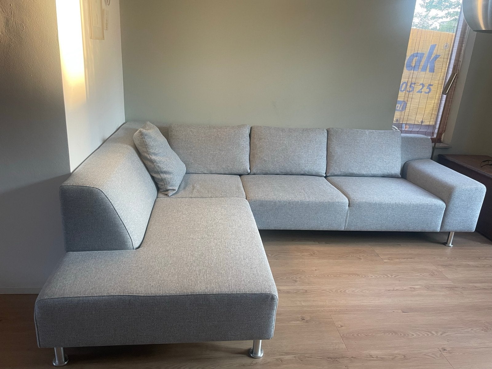 Moderne hoekbank van Pronto - Lichtgrijs - Zo goed als nieuw, Huis en Inrichting, Banken | Bankstellen, Ophalen, Zo goed als nieuw