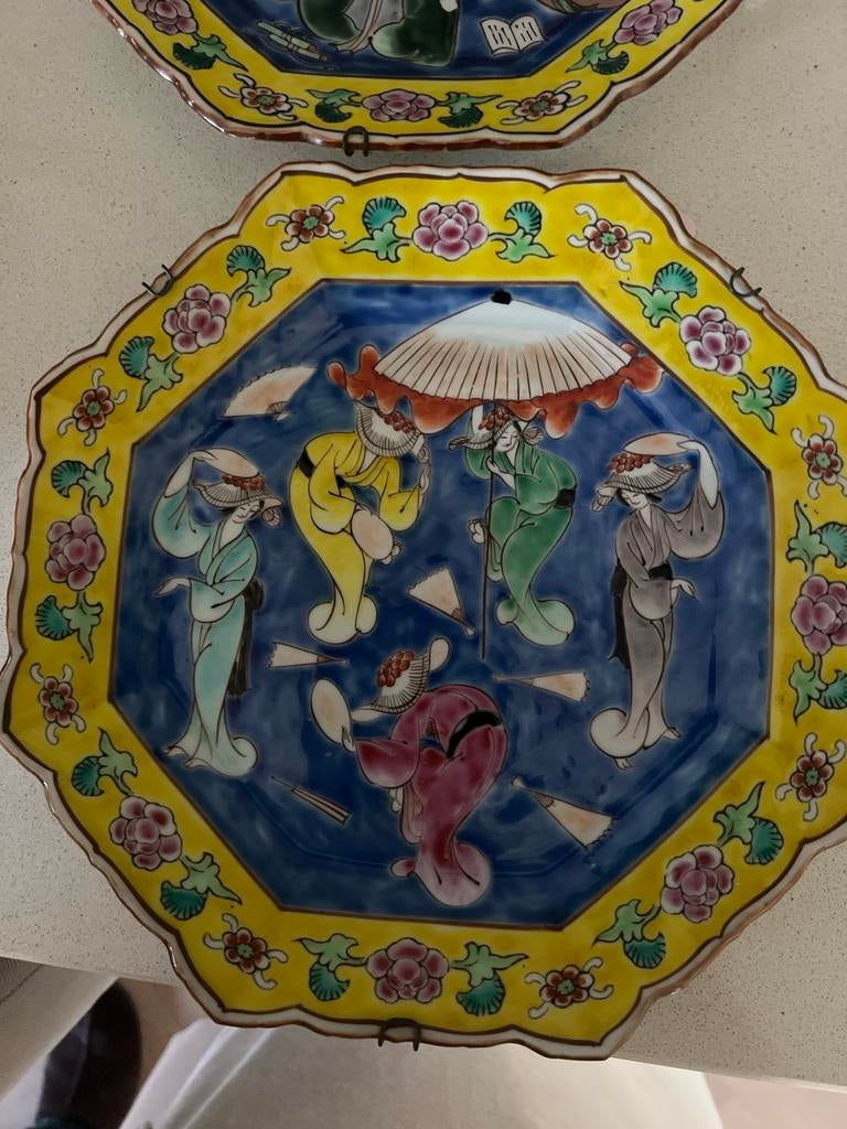 Set van 2 Vintage Chinese Sierborden met Handgeschilderde Sc, Ophalen