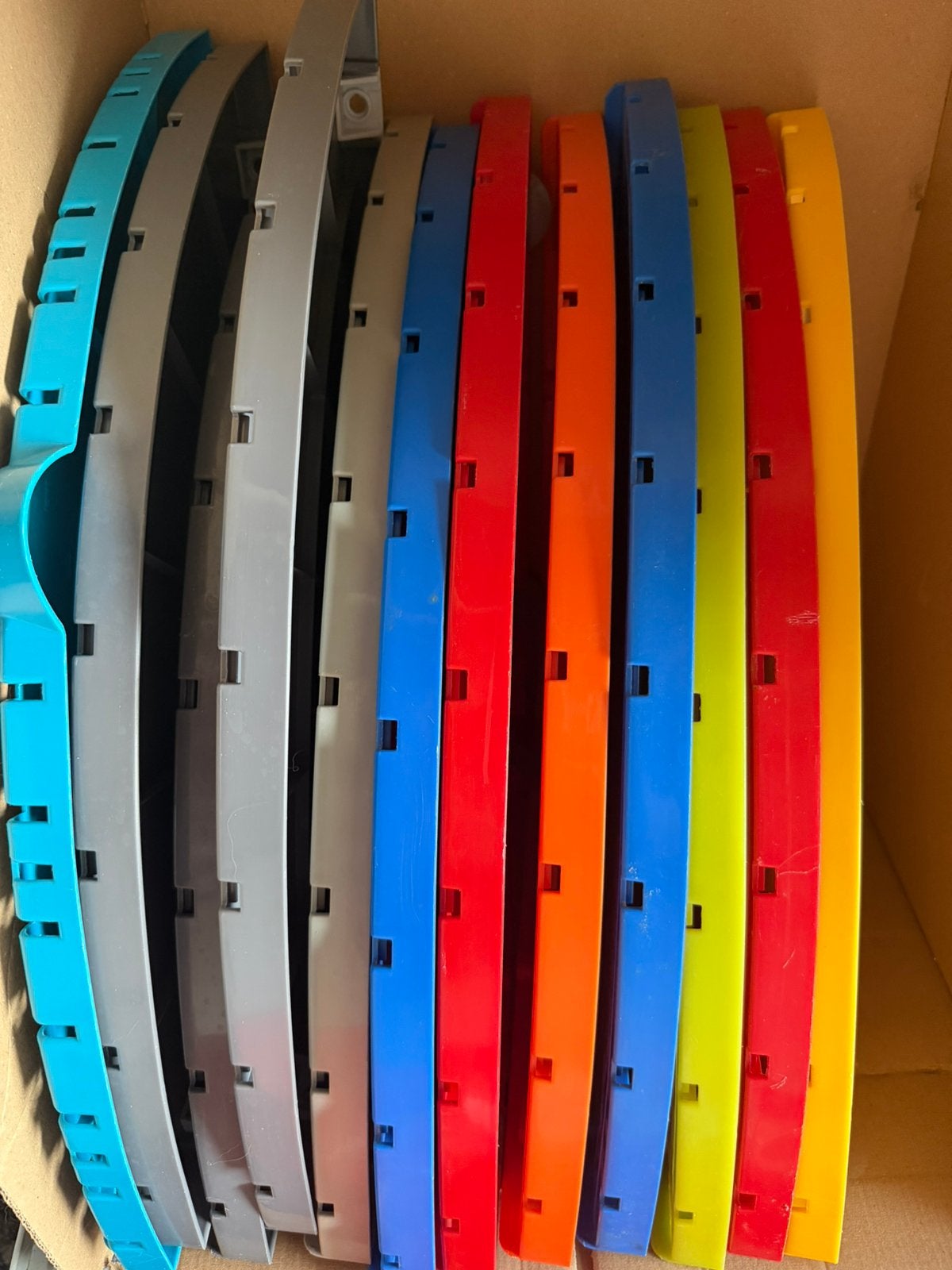 Ferplast hoekplateau, rood, geel, blauw, oranje, etc, Dieren en Toebehoren, Ophalen of Verzenden, Gebruikt, Kooi