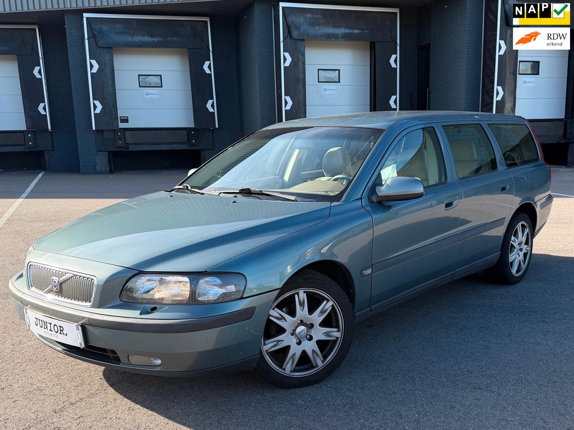 Volvo V70 2.4 Comfort Line CRUISE/APPLECARPLAY/CLIMA/CAMERA, Auto's, Voorwielaandrijving, Beige, 1505 kg, Leder en Stof