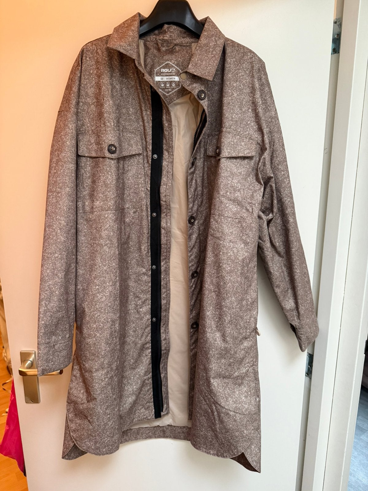Nieuwe AGU regenjas bruin beige maat M, Ophalen of Verzenden, Nieuw, Maat 38/40 (M), Beige
