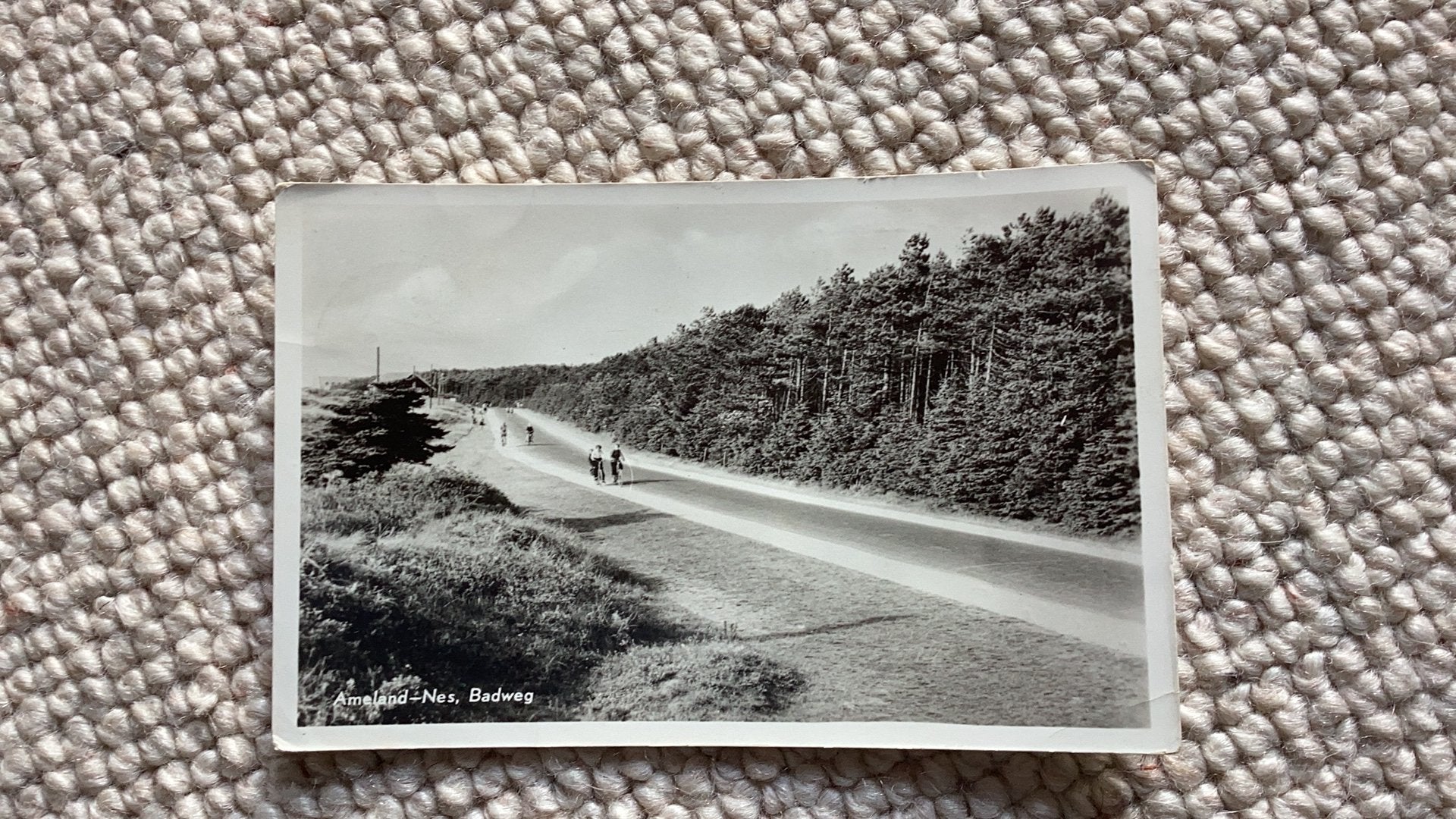 Ansichtkaart Nes Ameland Badweg 1957. 999, Ophalen of Verzenden, 1940 tot 1960, Gelopen, Waddeneilanden