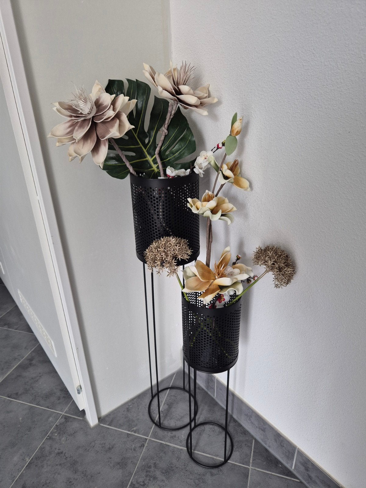 Set van 2 zwarte metalen plantenstandaards met kunstbloemen, Huis en Inrichting, Woonaccessoires | Overige, Zwart, Ophalen of Verzenden