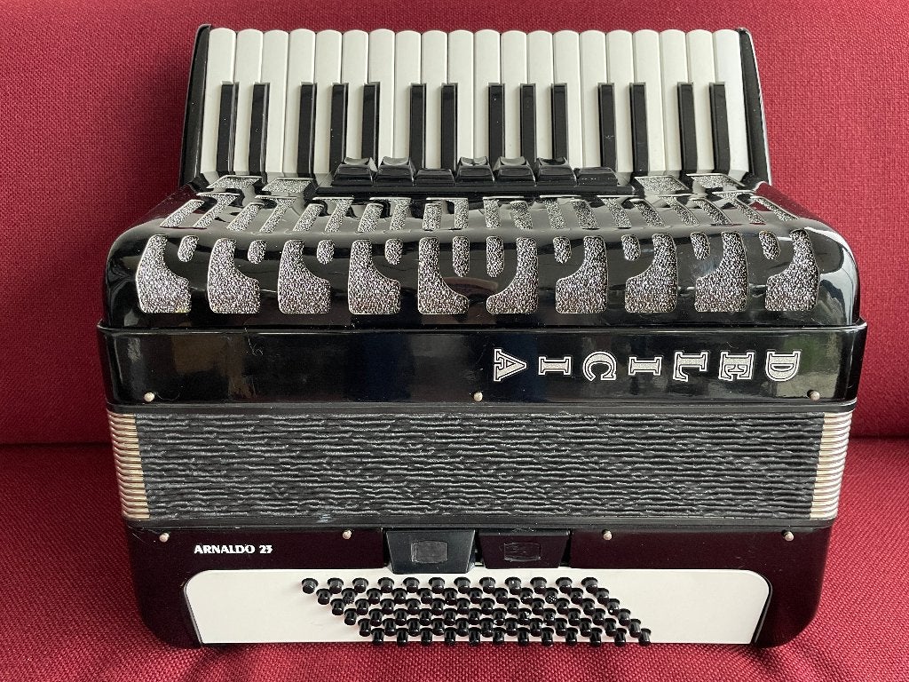 Compacte Delicia Arnaldo 23 accordeon .72 bas .Z.g.a.n., Muziek en Instrumenten, 72-bas, Met koffer, Zo goed als nieuw, Delicia