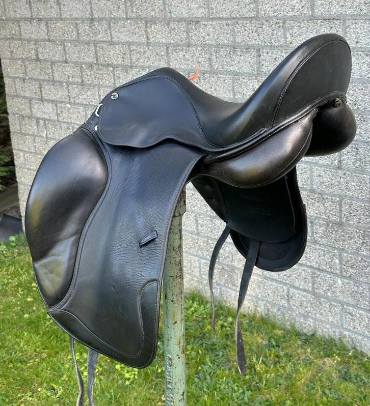 Zadel Busse Berlin grote kniewrong maat 17,5 Medium wijd, Dieren en Toebehoren, Paarden en Pony's | Zadels, Ophalen of Verzenden