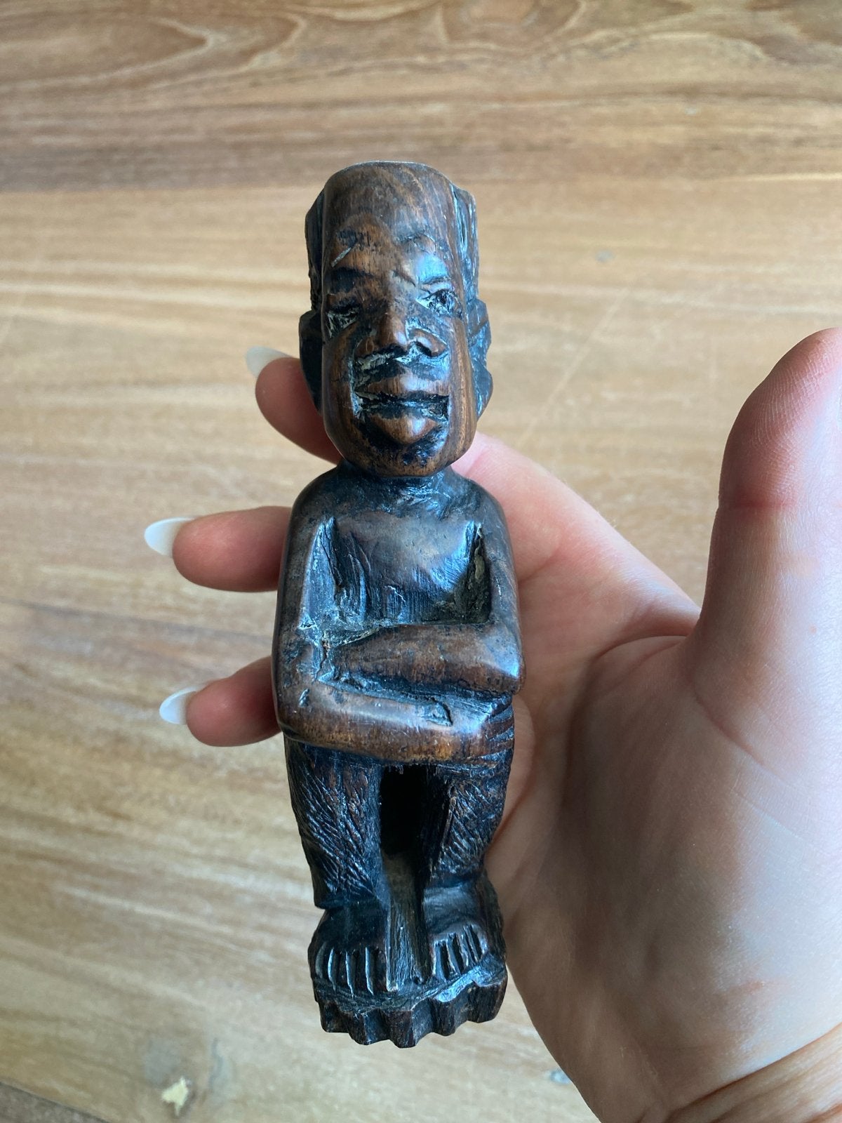 Handgesneden houten beeldje van zittende figuur, Antiek en Kunst, Kunst | Beelden en Houtsnijwerken, Ophalen, Minder dan 20 cm