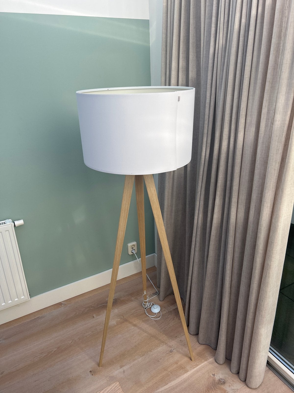 Zuiver vloerlamp met witte kap en houten driepoot, Ophalen, 100 tot 150 cm, E27 (groot), Zo goed als nieuw