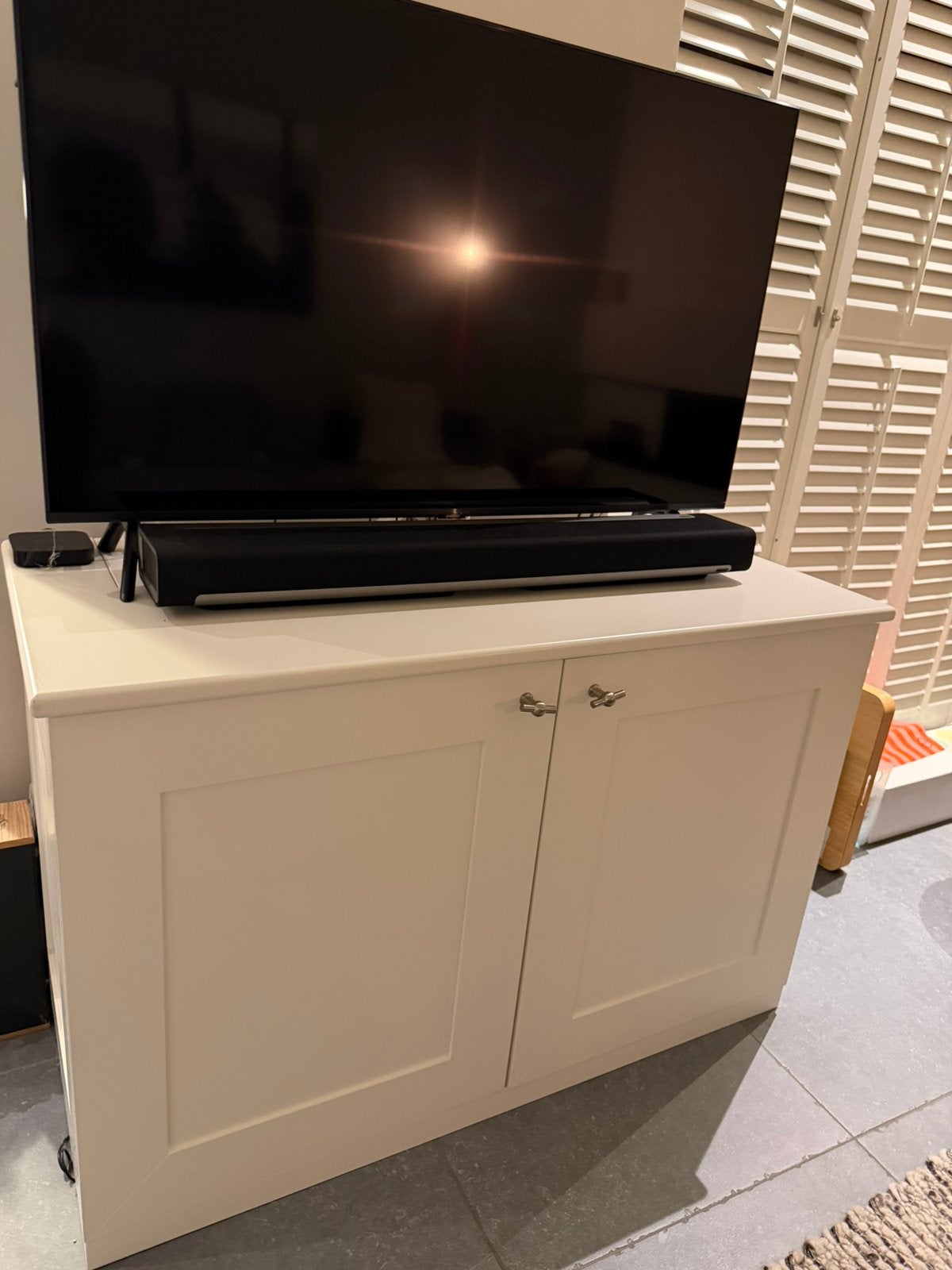 Witte Tv kast met tv lift, Ophalen, Gebruikt, 25 tot 50 cm, Minder dan 100 cm