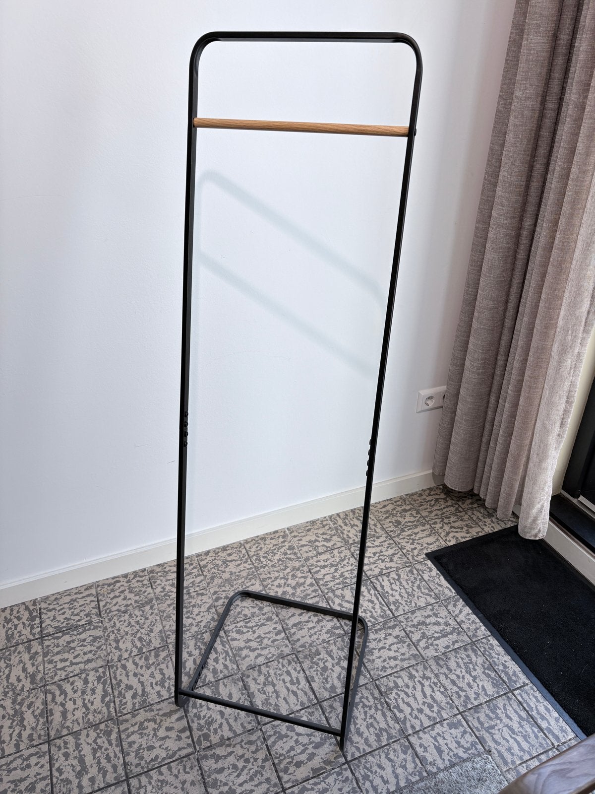 Moderne staande kapstok zwart metaal met houten roede, Ophalen, Zo goed als nieuw, Metaal, Staande kapstok