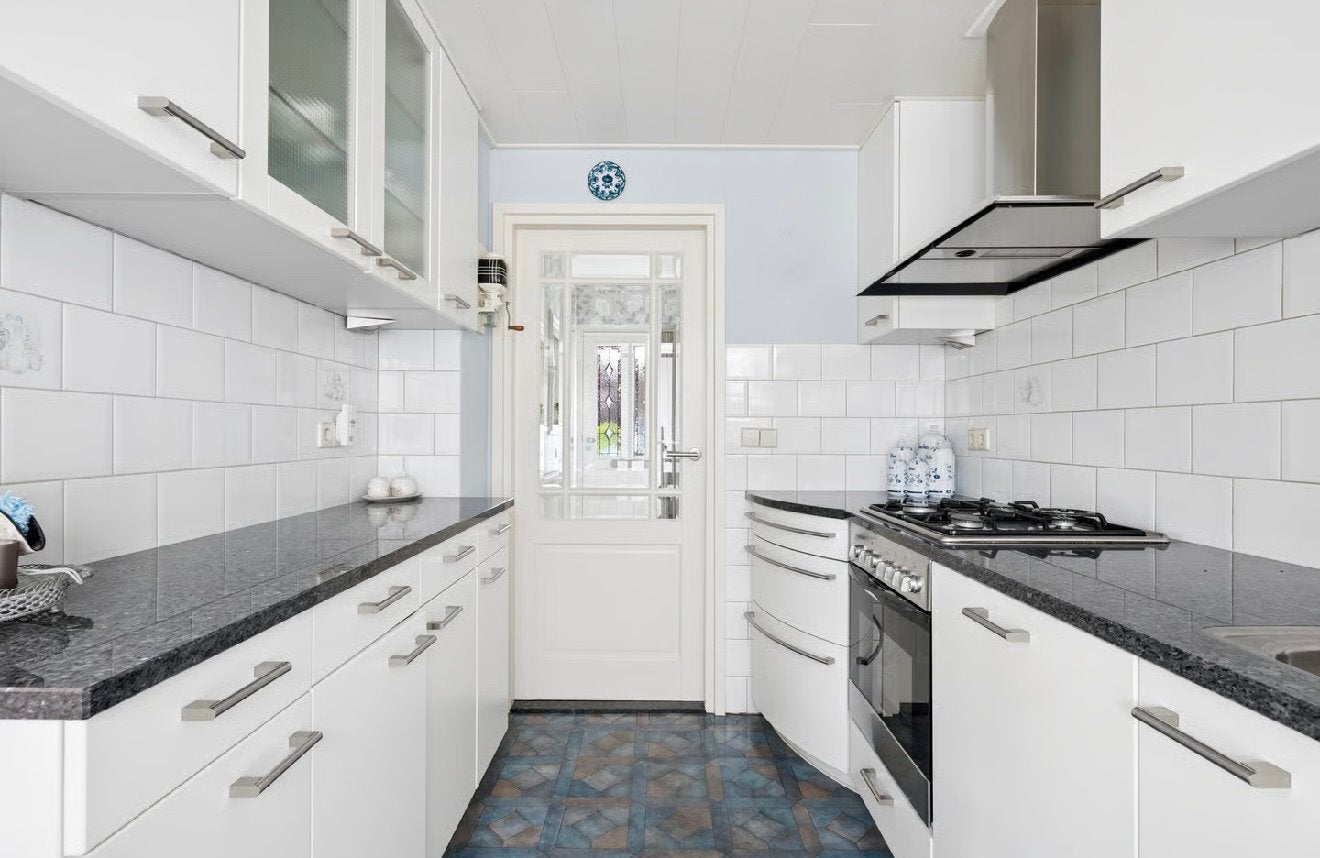 Nette moderne keuken met apparatuur van Bosch, Ophalen, Gebruikt, Wit, Graniet of Steen