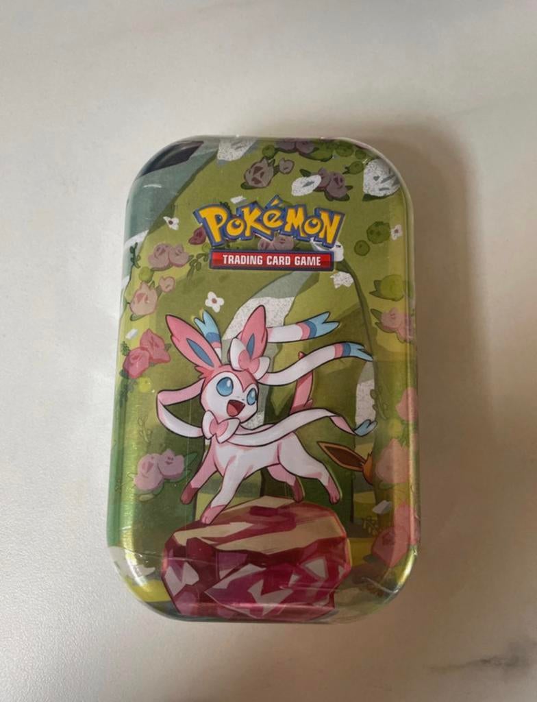 Prismatic tins 11x, Ophalen of Verzenden, Zo goed als nieuw, Boosterbox