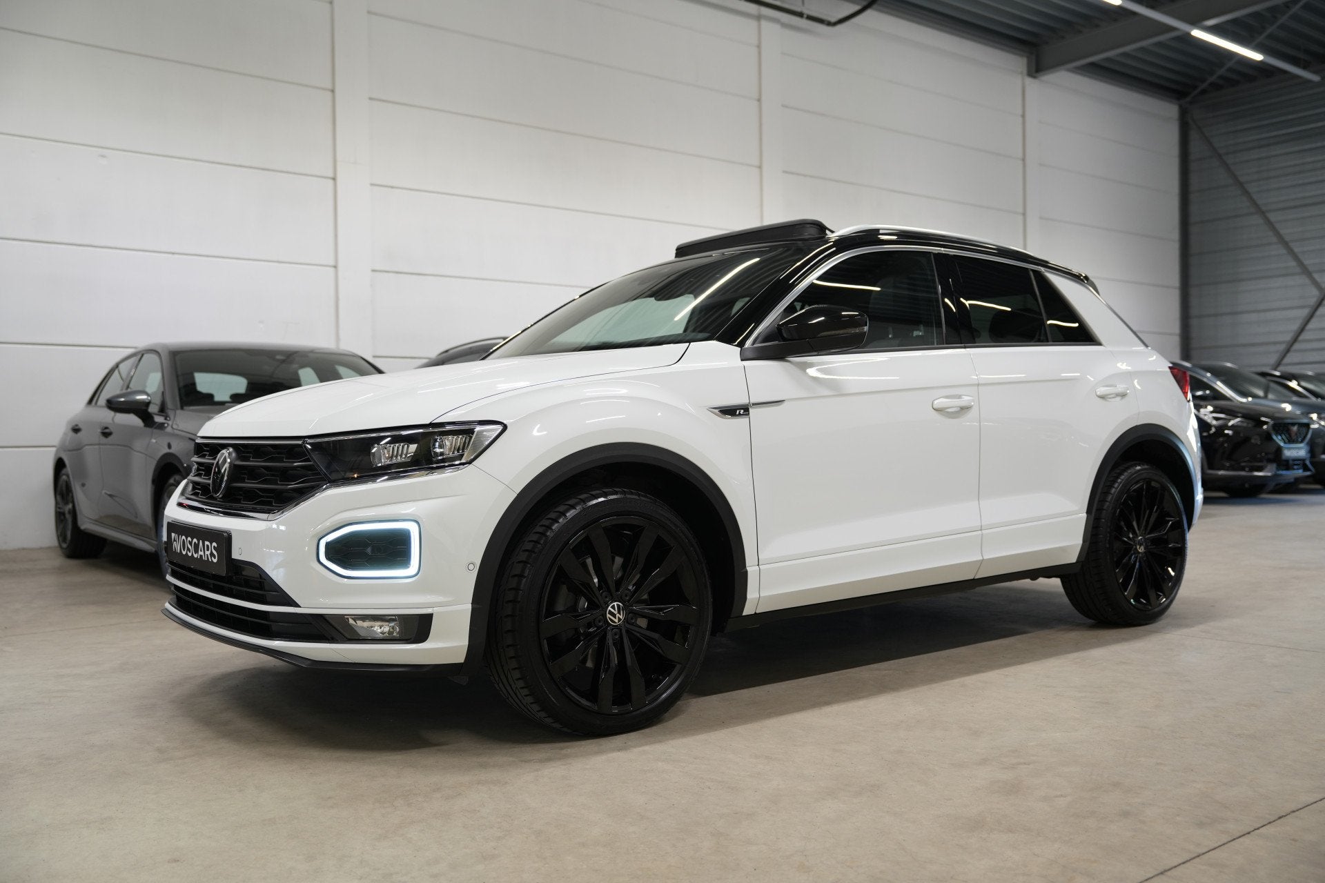 Volkswagen T-Roc 1.5 TSI 3x R-Line * Pano - Virtual - Beats, Auto's, 1254 kg, 4 cilinders, Wit, Origineel Nederlands