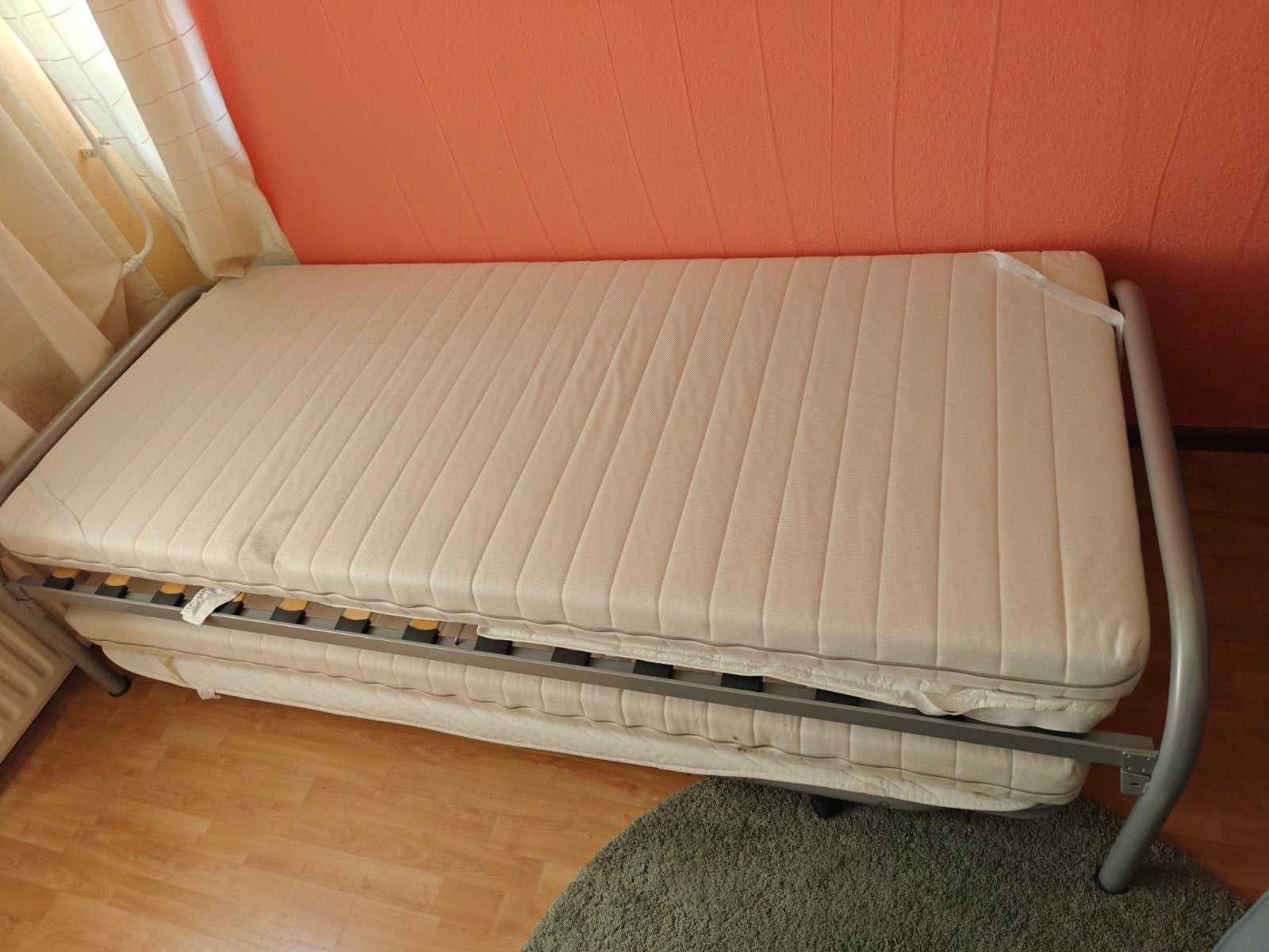 Uitschuifbaar bed met twee matrassen, Huis en Inrichting, Slaapkamer | Bedden, Gebruikt, Tweepersoons, 90 cm, 200 cm, Metaal, Grijs