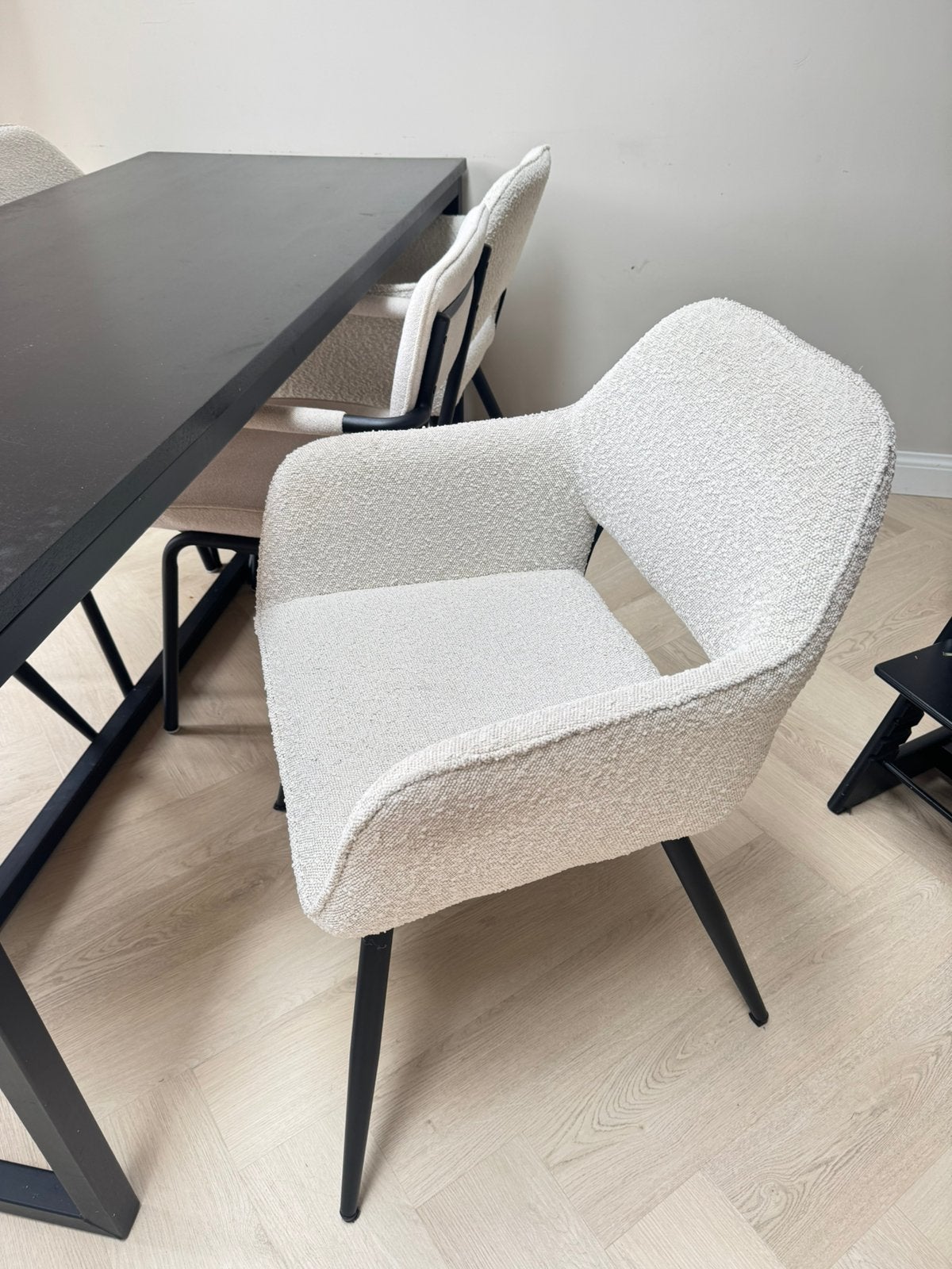Foto 5 van Eettafel + 6 eetkamerstoelen – zwart hout & bouclé