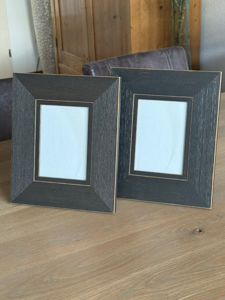 2 brede fotolijsten 13x18 cm, donkerbruin met gouden rand, Huis en Inrichting, Hangend, 25 cm, Ophalen of Verzenden, Zo goed als nieuw