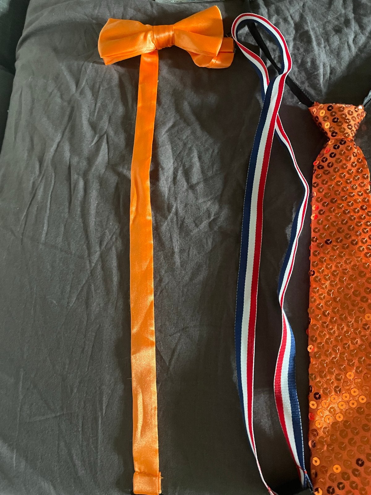 Leuke accessoires voor Koningsdag: Oranje strik en stropdass, Ophalen of Verzenden, Gebruikt, Feestartikel, Oranje of Koningsdag